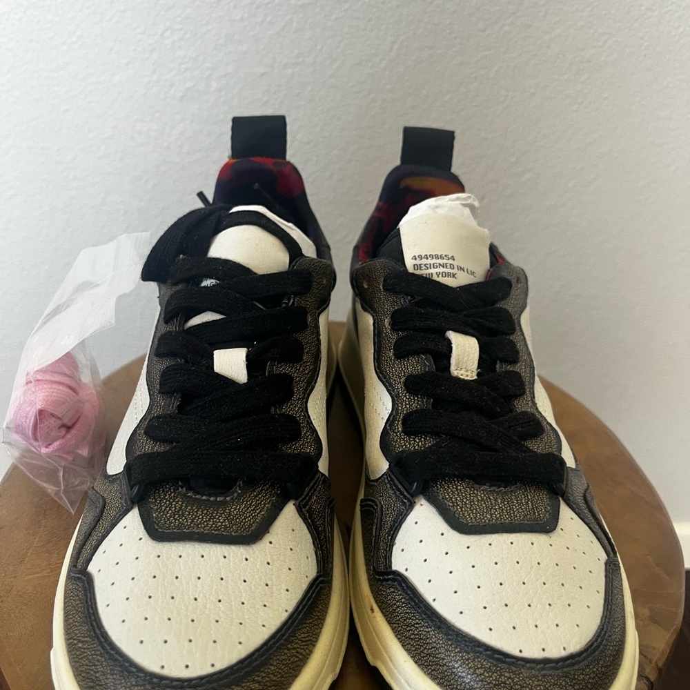 Steve Madden new never worn designed in New York.